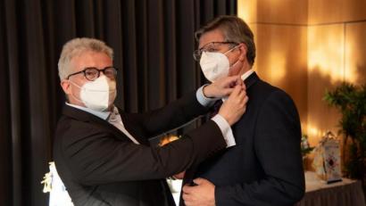 Bild: Tobias Riedl/exb
Der bisherige Rotary-Präsident Klaus Horn (links) steckt seinem Nachfolger Karlhermann Schötz die Präsidentschaftsnadel an.