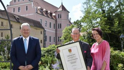 Bild: Petra Hartl
Gemeinsam mit seiner Frau Tina nahm Alt-Landrat Armin Nentwig (Mitte) die Ernennungsurkunde aus den Händen seines Nachfolgers Richard Reisinger entgegen. Den Hintergrund bildet formschön das Schloss, in dem er von 2002 bis 2008 "regiert" hat.