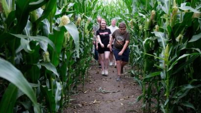 Bild: Hirsch
Erfolgreicher Probelauf: Die Kinder von Bürgermeister Christian Ziegler hatten ihren Spaß bei der Schnitzeljagd durch das Maislabyrinth in Freihöls.