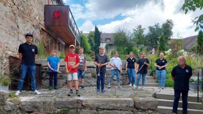 Bild: exb/Schnappauf
Ausbilder für Schlagzeug Michael Schricker, Lorenz Bröckl, Kilian Michl, Fabian Beer, Johannes Nacke, Lara Schmid, Vorsitzende Franziska Schwamberger, Nike Schmid, Ausbilderin an der Klarinette Sophia Schieder und Dirigent und Ausbilder an der Trompete Robert Schricker (von links) präsentieren sich beim Vorspielnachmittag.