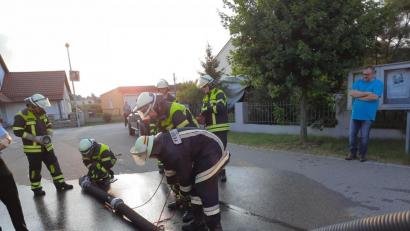 Bild: exb/FFW Lanz
Leistungsprüfung bei der Lanzer Wehr: Die Feuerwehrleute müssen zeigen, dass sie mit einem Hydranten umgehen können.