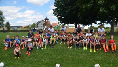 Bild: ak
45 Mädchen und Buben waren zum Zeltlagerfest des Sportvereins gekommen. Es war als Ersatz für das Zeltlager gedacht, das wegen Corona auch heuer ausfallen musste.