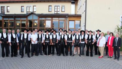 Bild: Karl Pfeilschifter/exb
36 ehemalige Lehrlinge im Zimmerer-Handwerk freuen sich, dass sie sich nach bestandener Prüfung nun Gesellen nennen dürfen.