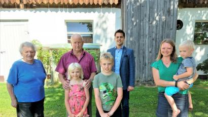 Bild: lg
Unser Bild zeigt Jubilar Anton Schön mit seiner Gattin Therese (links), Bürgermeister Rudolf Teplitzky sowie Enkelin Martina (rechts) und den drei Urenkeln.