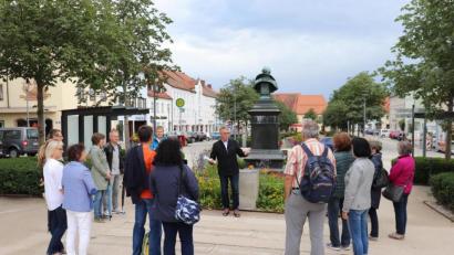 Bild: Stadt Tirschenreuth/exb
Der erste Baustellenrundgang mit Bürgermeister Franz Stahl Anfang der Woche stieß bei zahlreichen Teilnehmern auf großes Interesse.