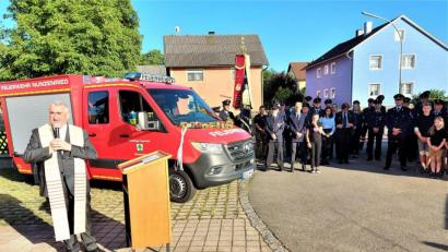 Bild: lg
Der Oberviechtacher Stadtpfarrer Alfons Kaufmann erteilte dem neuen Tragkraftspritzenfahrzeug der Feuerwehr Nunzenried den kirchlichen Segen. Auf dem Dorfplatz hatten sich die aktiven Feuerwehr-Mitglieder um das neue Fahrzeug aufgestellt.