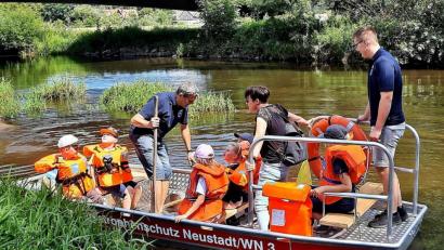 Bild: zer
Die Bootsfahrt in der Ferienzeit ging mit der Pirker Kinderfeuerwehr von Oberwildenau nach Luhe.