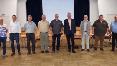 Bild: bö
Der neue ZEN-Vorstand mit (von links) Hans-Jürgen Frey, Wolfgang Streich, Josef Simon, Markus Dollacker, Norbert Peter, Florian Junkes, Manfred Klemm, Dieter Dehling und Anton Peter..