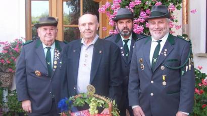 Bild: ker
Für den Schützenverein Bruderbund gratulieren (von links) Manfred Pirner, Hans Sperber und Werner Grünthaler dem "Ritter Toni" zum 85. Geburtstag.