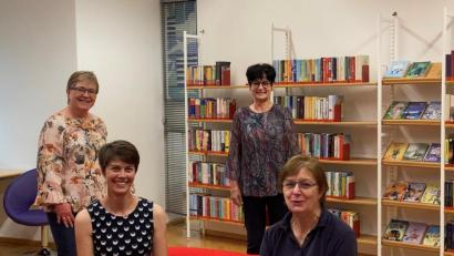 Bild: Stadtbibliothek Sulzbach-Rosenberg/exb
Für die Stadtbibliothek setzen sich ein: (von links) Schriftführerin Sonja Weiß (stehend), Bibliotheksleiterin Christine Hollweck (sitzend), Kassier Martha Klintzsch (stehend) und die Vorsitzende Hannelore Dorner (sitzend). Es fehlen der Zweite Vorsitzende Hartmut Burkhardt und Beisitzerin Brunhilde Lommer.