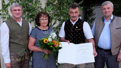 Bild: le
Große Ehrung für Manfred Venzl bei der Jubiläumsveranstaltung der Anbaugenossenschaft Qualitätskartoffel. Von links: Bankdirektor Jürgen Schnappauf, Doris Venzl, Manfred Venzl und Aufsichtsratsvorsitzender Reinhard Alberti.