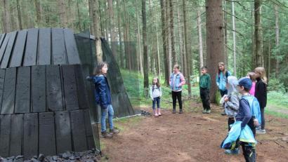 Bild: pi
Hier erläutert Susanne Schieder (links) Schönwerths Geschichte über die feindlichen Köhler.