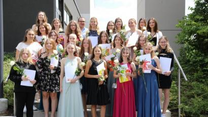 Bild: Sophie-Scholl-Realschule/exb
Vier zehnte Klassen feiern ihren Abschluss. Im Bild die Klasse 10b mit der Schulbesten Leni Schinner (hinten, Zweite von links) und Klassenleiter Studienrat Andreas Sagstetter.