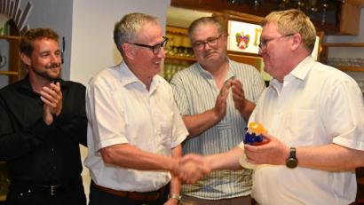 Bild: gf
"Du warst oft ein unbequemer Stadtrat“, sagte Oberbürgermeister Michael Cerny (rechts) zu Norbert Wasner (Zweiter von links), als er ihm zum Dank eine kunstvolle bunte Glasfigur überreichte. Mit im Bild: CSU-Fraktionsvorsitzender Matthias Schöberl (links) und stellvertretender Kreisvorsitzender Wolfgang Rauscher.