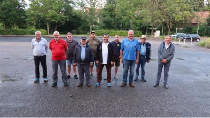 Bild: bsc
Bürgermeister Oskar Schuster (rechts) und TSV-Spartenleiter Martin Streim (links) gratulierten den erfolgreichen Teilnehmern der Sommer-Ortsmeisterschaft 2021 im Asphaltstock-Schießen. Den Sieg holte sich der Gesangverein mit (vorne von links) Heinz Störtzer, Alfred Weidner, Horst Straub und Gottfried Härtl.