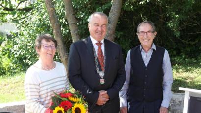 Bild: ral
Bürgermeister Josef Deichl (Mitte) überreichte offiziell das Geschenk der Gemeinde an Pfarrer Alois Scherm (rechts). Für Pfarrhaushälterin Inge Bock (links) gab es einen Blumenstrauß.
