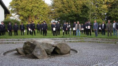 Bild: wro
Nach einer coronabedingten Zwangspause wurden in Fuchsmühl staatliche Ehrungen an langjährige aktive Feuerwehrleute verliehen. Geehrt wurden insgesamt 28 ehrenamtliche Helfer. Die Vertreter der Kommunen bedankten sich für den unermüdlichen Einsatz.