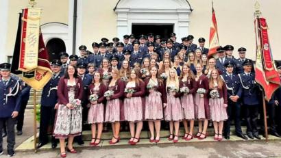 Bild: bö
Lediglich ein Abschlussfoto als Erinnerung an das 150-Jährige der Feuerwehr Hohenburg lässt der Starkregen zu, ein richtiges Fest ist nicht möglich.