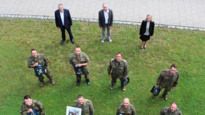 Bild: Michael Reindl/exb
Von Dezember bis Mai unterstützten die "Helfenden Hände" die Kliniken Nordoberpfalz. Ein Engagement, für das sich Vorstand Dr. Thomas Egginger, Friedemann Schaufler (Assistent Ärztliche Direktion) und Medizinische Direktorin Michaela Hutzler (obere Reihe, von links) bedankte.