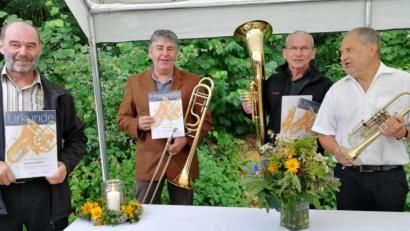 Bild: dir
Den Posaunenchor-Jubilaren (von links) Leonhard Roth (50 Jahre), Helmut Schlenk (40 Jahre) und Konrad Schötz (50 Jahre) gratuliert Dekanats-Chorleiter Kurt Lehnerer (rechts).