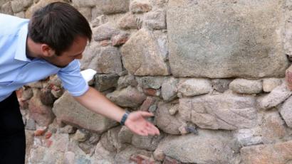 Bild: Gerhard Götz
Der Geschäftsleiter der Verwaltungsgemeinschaft Nabburg, Thomas Prey, macht auf das Problem aufmerksam: Fugenmaterial rieselt aus der Stadtmauer. Wenn nichts geschieht, folgen irgendwann die Steine.