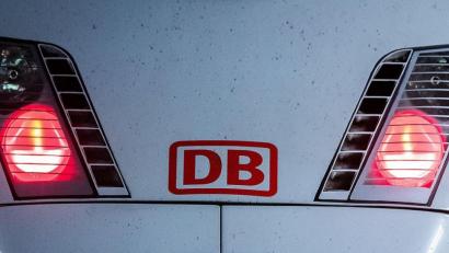 Bild: Silas Stein/dpa
Im August beginnen Weichenarbeiten am Bahnhof Hersbruck rechts. Mehrere Zugstrecken sind davon betroffen.