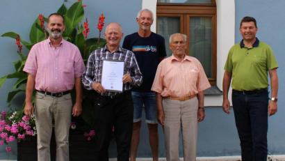 Bild: bey
Johann Sax (links) wurde als Feldgeschworenenobmann wieder gewählt. Sein Stellvertreter ist Wolfgang Helm (3. von links). Georg Striegl (mit Urkunde) ist neuer Feldgeschworener für den Ortsteil Lohma. Bürgermeister Rainer Rewitzer gratulierte zur Wieder- und Neuwahl.