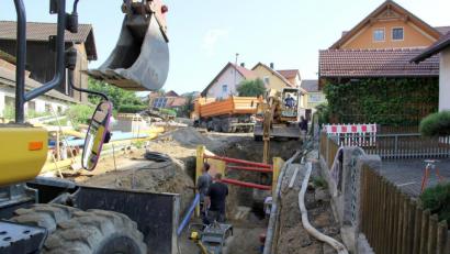 Bild: boj
Bagger und Baumaschinen beherrschen die Dietersdorfer Straße in Niedermurach. Zeitweise war sogar für die Fußgänger kein Durchkommen mehr.