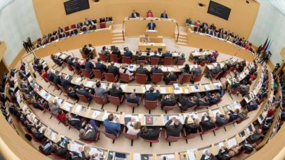Bild: Peter Kneffel
Markus Söder spricht im bayerischen Landtag.