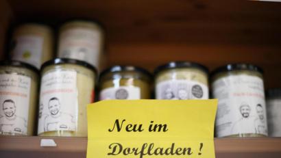 Symbolbild: Angelika Warmuth
"Neu im Dorfladen" ist an einem Regal im Dorfladen zu lesen. In Bayern sollen digitale
Kleinstsupermärkte ohne Verkaufspersonal an allen Werktagen rund um die Uhr öffnen dürfen.