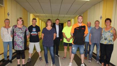 Bild: kro
Neuwahlen standen beim KC 1971 Mitterteich an. Im Bild (von links) Ingrid Müller, Dagmar Skrobatz, Thorsten Hawel, Vorsitzende Claudia Preisinger, Bürgermeister Stefan Grillmeier, Torsten Kühn, Andreas Skrobatz, Sportstadtverbandsvorsitzender Peter Haibach, Wolfgang Reichert und Christine Schmid.