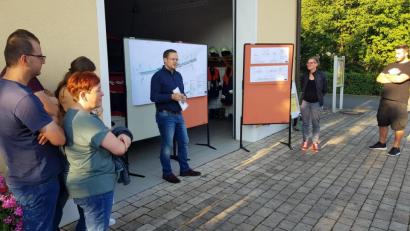 Bild: Stadt Waldsassen/exb
Die Pläne zur Neugestaltung der Klostergasse und des Lodermühlwegs in Kondrau stellten Christian Koller (vor dem Plan) vom Amt für ländliche Entwicklung und Verena Weber vom Büro Schlichtinger vor.