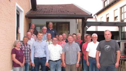 Bild: sei
Johannes Wittmann (Vorne, Dritter von links) führt den Siedlerbund Mantel weiter mit den Stellvertretern Mathias Kohl (rechts) und Harald Steiniger (vorne, Dritter von rechts) an.