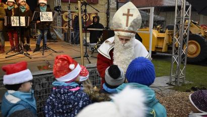 Archivbild: sck
Zuletzt fanden der Nikolaus und die Kinder 2019 bei der Bergwerksweihnacht auf Maffei zueinander. Heuer fällt das zugkräftige Marktwochenende im Advent zum zweiten Mal in Folge aus.