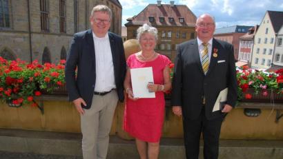 Bild: gsp
Über die Auszeichnung von Bianka Beckert und Michael Koller (rechts) freute sich auch Oberbürgermeister Michael Cerny.
