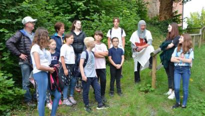 Bild: dob
Der erste Ritter von der mittelalterlichen Burg "Pernoldus von Draeswitz" ist am Dienstagabend zu neuem Leben erwacht und empfing die Wanderer, die von der Penzachhütte in Vohenstrauß aus nach Burgtreswitz gingen.