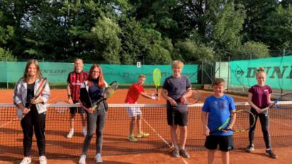 Bild: Werner Stauber/exb 
Die U15 des TC Auerbach mit (von links) Anna Stella, Jacob Küst, Amelie Dennstädt, Vincent Böhm, Felix Rechner, Franz Eisend und Luca Huysmans blieb in der abgelaufenen Saison ohne Niederlage.