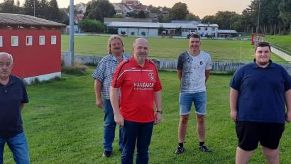 Bild: Michael Jäger/exb 
Auf dem Bild ist die neu gewählte Vorstandschaft der Sparte Eisstock zu sehen. (von links) Karl Hösl, Konrad Graf, Albert Bauer, Hannes Kemptner und Lukas Blödt (nicht auf dem Bild Kassenverwalter Christoph Wiederer).	Bild: Michael Jäger/exb