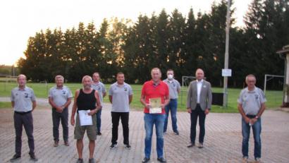 Bild: knh
Vorsitzender Richard Paulus (links) und Bürgermeister Richard Kammerer (Zweiter von rechts) gratulierten Erwin Klemm (Dritter von links) und Karl Witt (Sechster von links)) zu ihren Auszeichnungen.