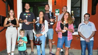 Bild: hai
Tennisvorstand Norbert Schecklmann (rechts) gratulierte den Erstplatzierten Franziska Schmid, in Vertretung von Florian Ruder dessen Neffen Benno, Johannes Ruder, Anna Meier, Patrick Götz, Martin Wiesend und Michaela Stiegler.