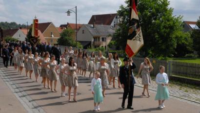 Bild: pop
Anlässlich der 150-Jahr-Feier der Feuerwehr Schmidmühlen führt ein Festzug führte durch den Ort, angeführt von der Blaskapelle St. Ägidius und den Festdamen.