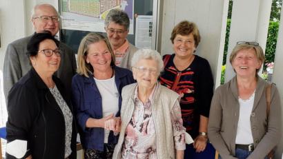 Bild: Seniorenclub Kümmersbruck/exb
Der Jubilarin Theresia Reindl (Mitte) aus Kümmersbruck gratulieren Pfarrer Helmut Süß und das Team des örtlichen Seniorenclubs zum 100. Geburtstag.