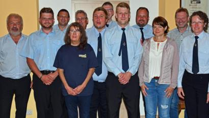 Bild: sche
Die Feuerwehr Aschach wählt einen neuen Vorstand (von links): Kreisbrandrat Fredi Weiß, Jugendwart Dominik Kopf, Kommandant Norbert Hiller, Frauenbeauftragte Monika Hiller, Beisitzer Klaus Püschl, Gerätewart Matthias Schwedt, Vize-Kommandant Stefan Müllner, Vorsitzender Robert Heldmann, Beisitzer Christian Drexler, Kassenverwalterin Cornelia Walz, Bürgermeister Alwin Märkl und Schriftführerin Petra Grädler.