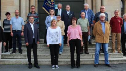 Bild: Gesangverein Edelweiß/exb
Die Mitglieder des Gesangvereins Edelweiß um Chorleiter Martin Wiche (Dritter von links) sind froh, wieder zu singen zu dürfen. Im Bild der Vorstand um Vorsitzenden Manfred Prechtl (rechts) und seine Stellvertreterin Sabina Schinner (links) mit den Geehrten.