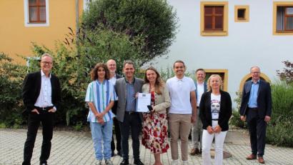 Bild: stg
Familie Zintl freute sich über die Auszeichnung, die von Generalkonservator Mathias Pfeil (links) überreicht wurde. Gratulationen kamen auch von Bürgermeister Roman Schäffler, Diplom-Ingenieurin Sabine Unglaub, MdL Tobias Reiß sowie Denkmalpfleger Raimund Karl (von rechts).