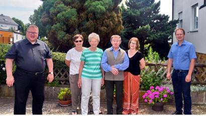 Bild: hai
In die große Gratulantenschar für den Allrounder Karl Bäuml (Dritter von rechts) reihten sich Pfarrer Sven Grillmeier, Tochter Andrea, Gattin Resi, Tochter Petra und Bürgermeister Christian Porsch (von links) ein.