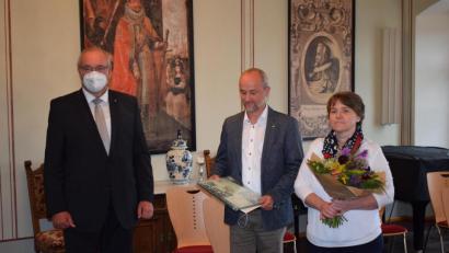 Bild: bnr
Bezirkstagspräsident Franz Löffler (links) verlieh Christian und Silvia Eichinger den Denkmalpreis 2020 im Bürgersaal der Stadt Pfreimd. Sie schufen ein weiteres Schmuckstück am Pfreimder Marktplatz.
