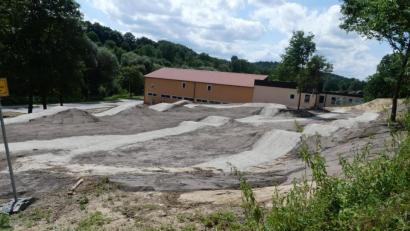 Bild: rn
Drei Steilkurven und ein Trick-Abteil sind "Leckerbissen" der Pumptrack-Anlage neben dem SCE-Heim