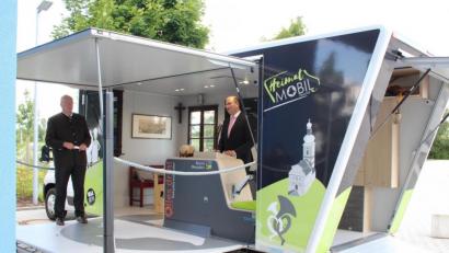 Bild: Michaela Sturm
Das Heimatmobil wurde von Finanzminister Albert Füracker (CSU, rechts) vorgestellt.