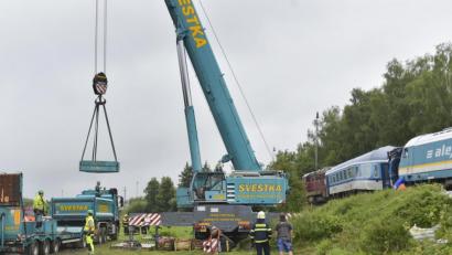 Bild: Chaloupka Miroslav
Einsatzkräfte stehen am Unfallort. Mit schwerem Gerät beginnen die Aufräumarbeiten.